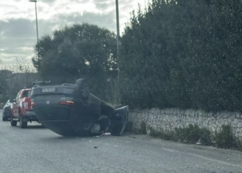 Modica-Scicli, auto si ribalta