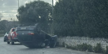 Modica-Scicli, auto si ribalta