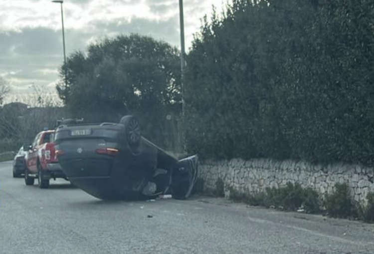 Modica-Scicli, auto si ribalta
