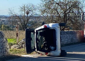 Modica, minicar si ribalta: feriti due minori