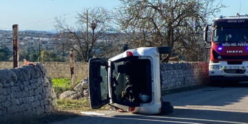 Modica, minicar si ribalta: feriti due minori