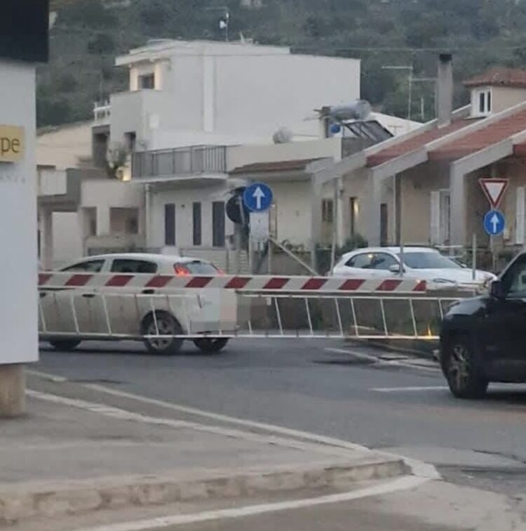 Scicli, auto rimane imprigionata tra le sbarre del passaggio a livello: rischiato l’incidente