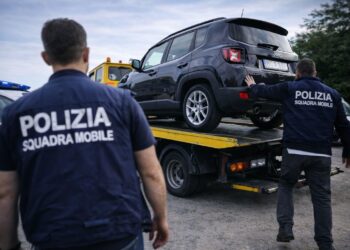 Comiso, l’officina era un centro di ricettazione delle auto rubate: denunciate due persone