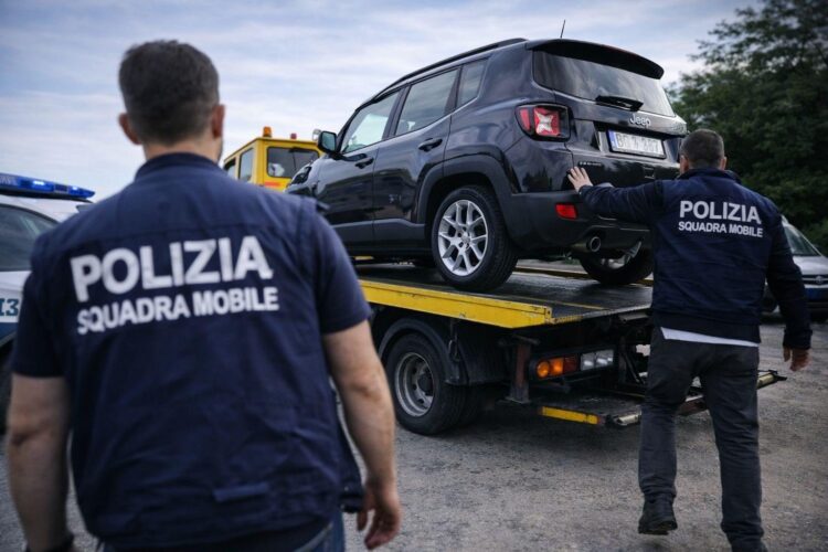 Comiso, l’officina era un centro di ricettazione delle auto rubate: denunciate due persone