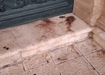 Ragusa, la cattedrale trattata come un cestino dei rifiuti