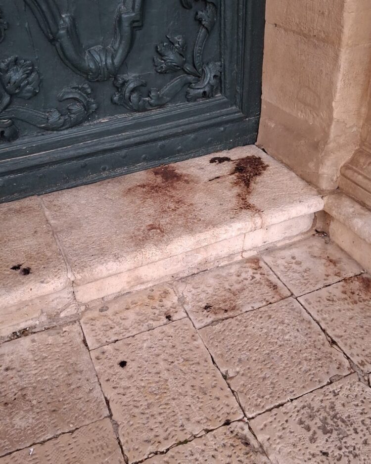 Ragusa, la cattedrale trattata come un cestino dei rifiuti