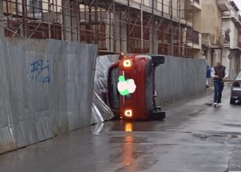 Vittoria, perde il controllo dell’auto e si ribalta: un ferito