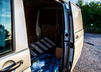 Modica, il vento fa aprire lo sportello di un furgone: pedone sbattuto a terra e ricoverato in ospedale