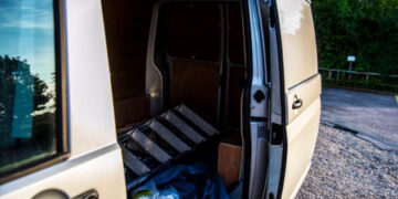 Modica, il vento fa aprire lo sportello di un furgone: pedone sbattuto a terra e ricoverato in ospedale