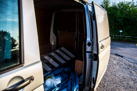 Modica, il vento fa aprire lo sportello di un furgone: pedone sbattuto a terra e ricoverato in ospedale