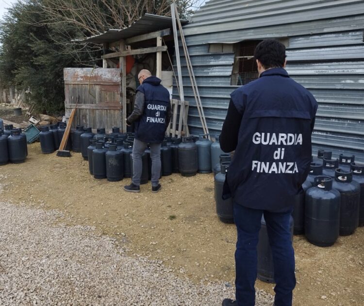 Sequestrate a Scicli 117 bombole di gpl, scoperto un deposito abusivo