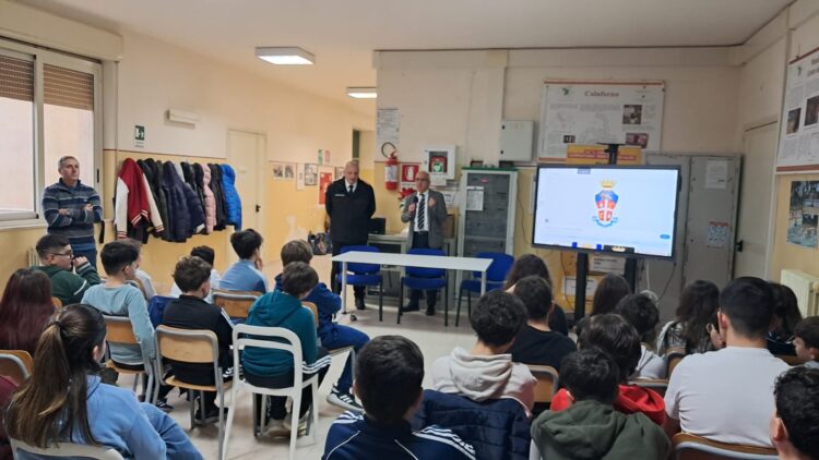 Monterosso, carabinieri in classe per parlare di legalità