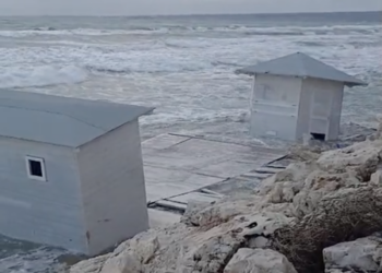 A Santa Maria del Focallo lo chalet si trasforma in una barca, le mareggiate non perdonano