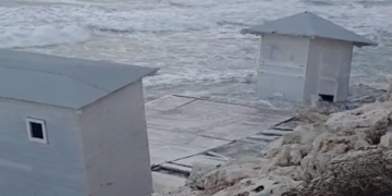 A Santa Maria del Focallo lo chalet si trasforma in una barca, le mareggiate non perdonano