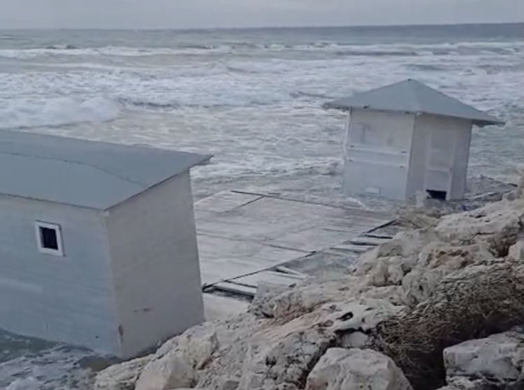 A Santa Maria del Focallo lo chalet si trasforma in una barca, le mareggiate non perdonano