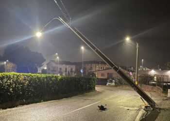 Cade palo della luce in contrada Quartarella a Modica, traffico deviato