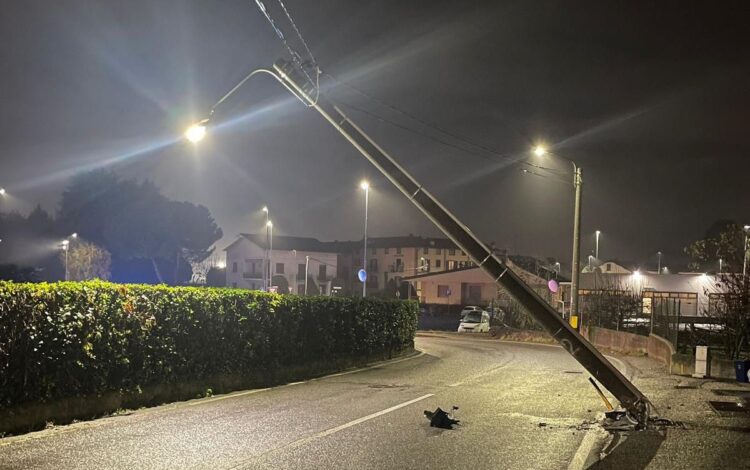 Cade palo della luce in contrada Quartarella a Modica, traffico deviato