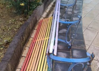 Vittoria, divelta la panchina Arcobaleno nel cuore della villa comunale