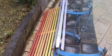 Vittoria, divelta la panchina Arcobaleno nel cuore della villa comunale