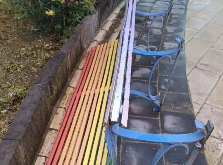 Vittoria, divelta la panchina Arcobaleno nel cuore della villa comunale