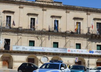 Modica, ruba portafoglio a un dipendente negli uffici comunali