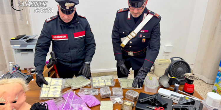 Ragusa, la casa era diventata un supermarket della droga: arrestato un 28enne