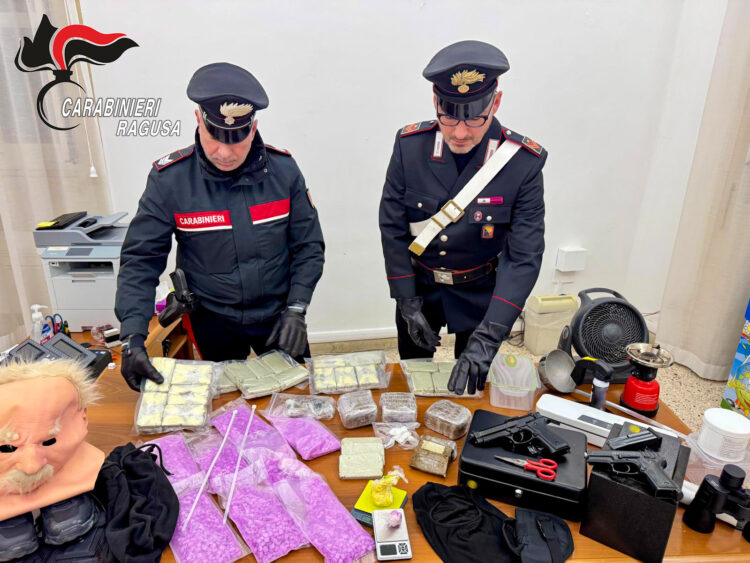 Ragusa, la casa era diventata un supermarket della droga: arrestato un 28enne