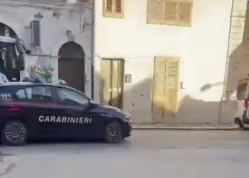 Scicli, aggredisce gli addetti di un supermercato: fermato un uomo in evidente stato di alterazione psicofisica