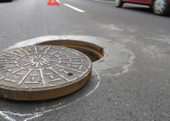 Modica, salta un tombino: momenti di tensione in via Resistenza partigiana