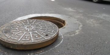 Modica, salta un tombino: momenti di tensione in via Resistenza partigiana