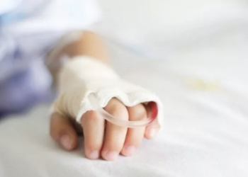 Vittoria, ustionata con l’acqua bollente bambina di 2 anni: corsa in ospedale per salvarla