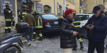 Modica Sorda, sfonda con l’auto la vetrina di un esercizio commerciale: ferito un anziano