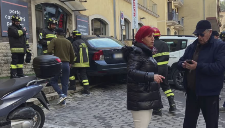 Modica Sorda, sfonda con l’auto la vetrina di un esercizio commerciale: ferito un anziano