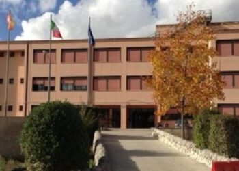 Allarme per una presunta fuga di gas all’istituto Vico-Umberto I-Gagliardi, alcune classi evacuate in palestra