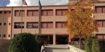 Allarme per una presunta fuga di gas all’istituto Vico-Umberto I-Gagliardi, alcune classi evacuate in palestra