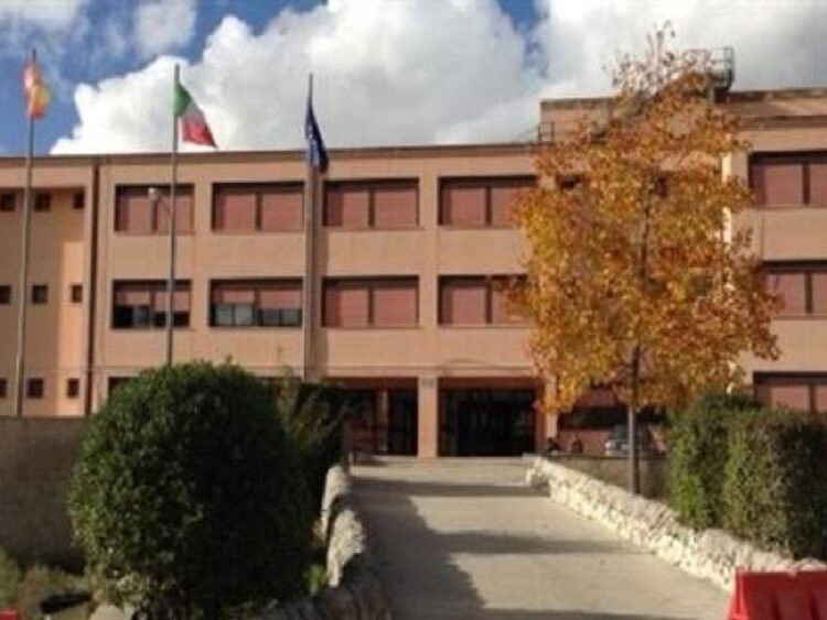 Allarme per una presunta fuga di gas all’istituto Vico-Umberto I-Gagliardi, alcune classi evacuate in palestra