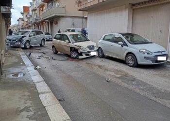 Vittoria, scontro in centro tra tre auto: ferita una donna