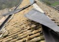 Monterosso Almo e le raffiche di vento, si staccano le lamiere in metallo dal tetto della chiesa di San Giovanni