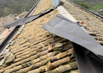 Monterosso Almo e le raffiche di vento, si staccano le lamiere in metallo dal tetto della chiesa di San Giovanni