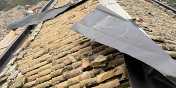 Monterosso Almo e le raffiche di vento, si staccano le lamiere in metallo dal tetto della chiesa di San Giovanni