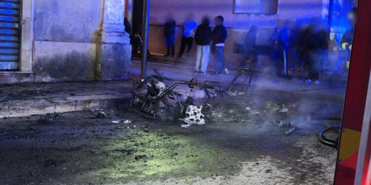 Acate, minicar in fiamme: poteva finire in tragedia