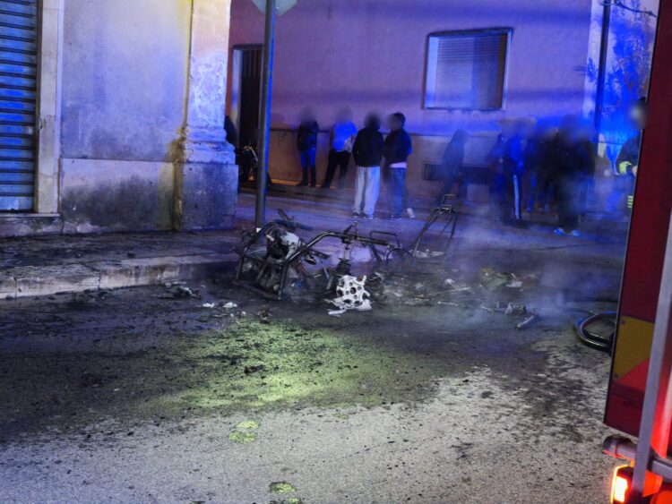 Acate, minicar in fiamme: poteva finire in tragedia