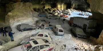 Modica, nella cava di pietra dismessa una discarica di auto, moto e camion