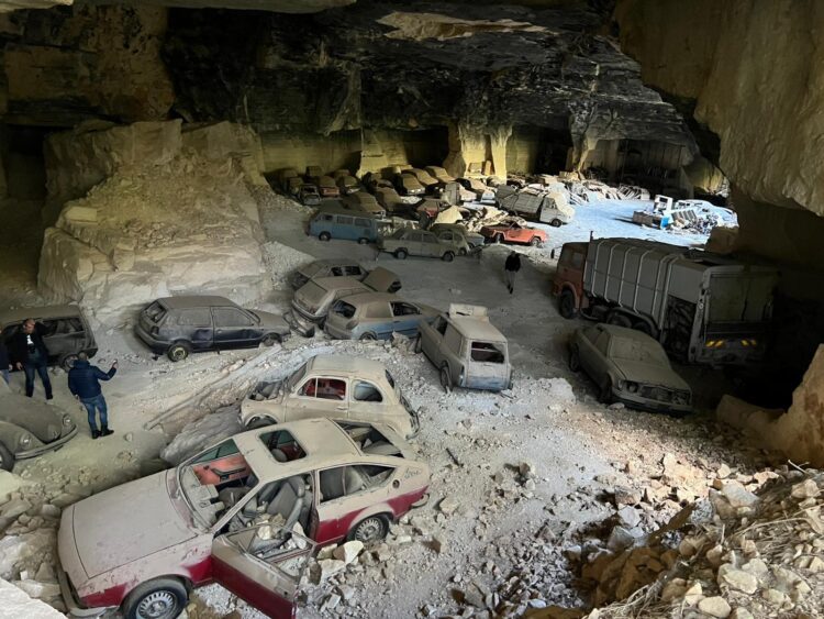 Modica, nella cava di pietra dismessa una discarica di auto, moto e camion