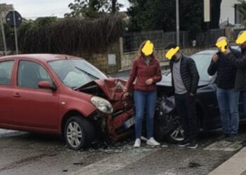 Ragusa, scontro tra due auto in via Colleoni. I residenti: “Installate i dissuasori di velocità”