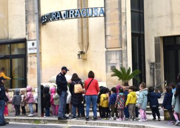 Ragusa, i bambini della scuola per l’infanzia “La palla magica” in visita alla Questura