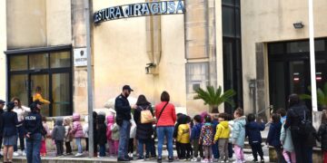Ragusa, i bambini della scuola per l’infanzia “La palla magica” in visita alla Questura