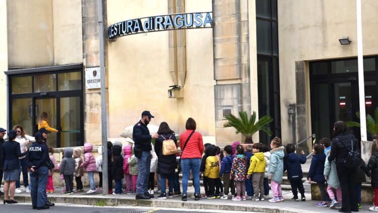 Ragusa, i bambini della scuola per l’infanzia “La palla magica” in visita alla Questura