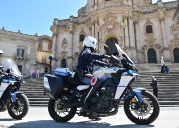 Modica, prima si ferma all’alt e poi scappa