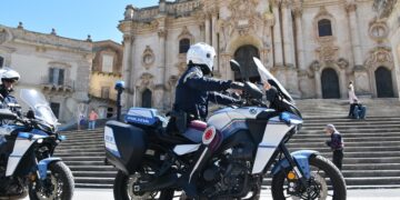 Modica, prima si ferma all’alt e poi scappa
